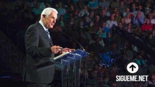 El Dr. David Jeremiah predicando Vence el Mal con el Bien