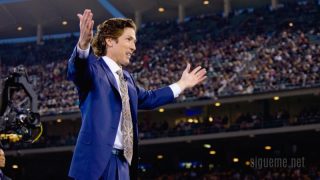 El Pastor Joel Osteen predicando en el  Dodger Stadium