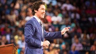 Joel Osteen predicando desde el pulpito en Lakewood Church