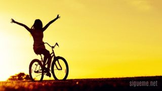 Joven feliz con gratitud por la vida y por Dios