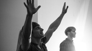 jovenes cristianos recibiendo al Espiritu Santo