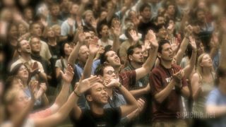 Una multitud de cristianos adorando a Dios