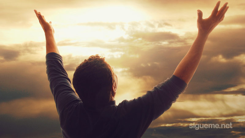 Cristiano adorando a Dios alzando las manos