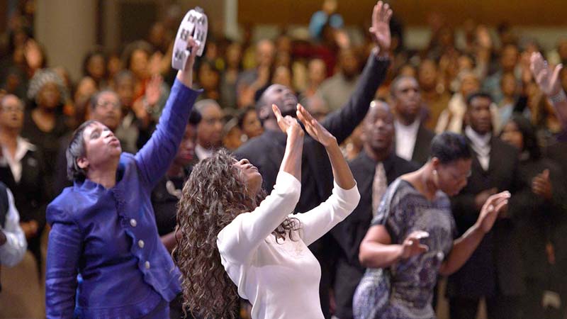 Cristianos adorando a Dios con las manos en alto