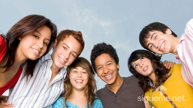 Grupo de Adolescentes cristianos sonriendo