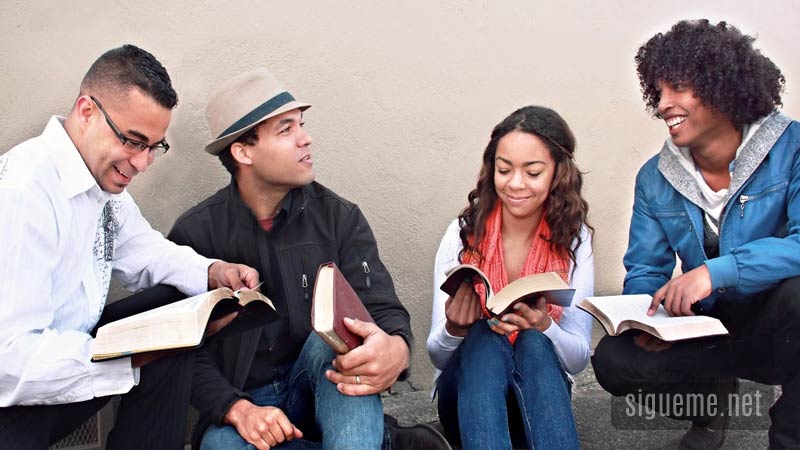 Grupo de jovenes cristianos leyendo la Biblia