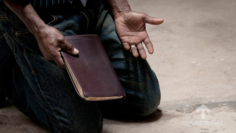 Hombre postrado sobre sus rodillas orando a Dios