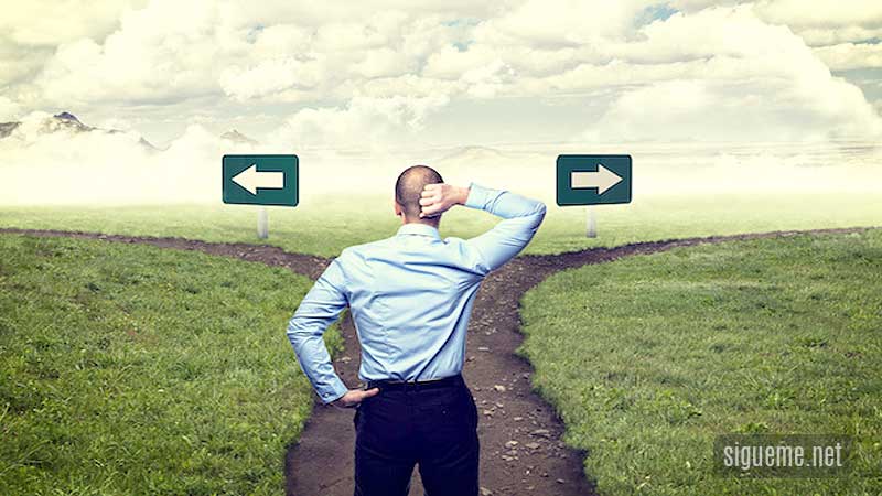 Hombre cristianos frente a dos caminos tomando decisiones