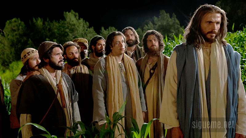 Jesus caminando junto a sus discipulos