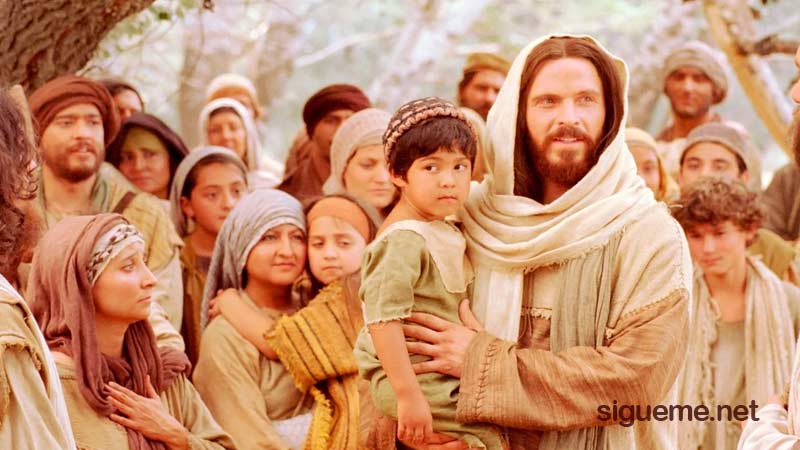 Jesus con un niño en brazos, el dijo, dejen venir los niños a mi