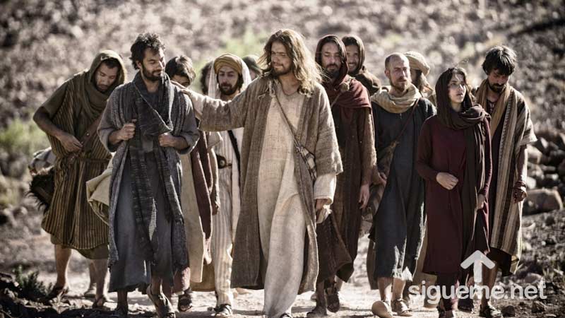 Jesus y su liderazgo guiando a sus discipulos