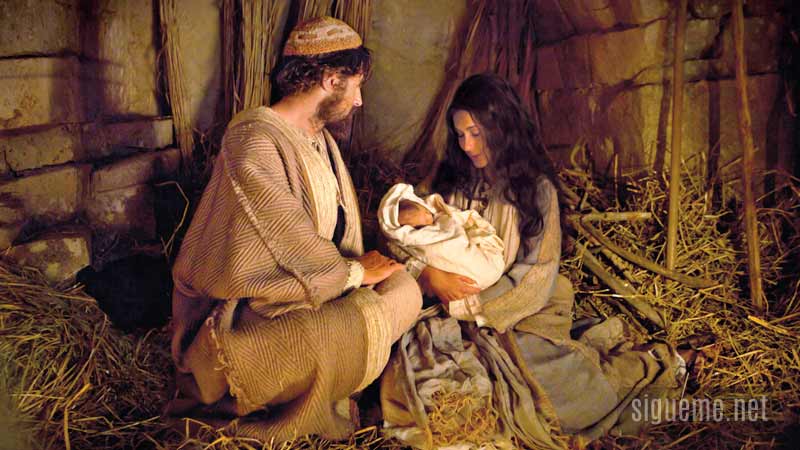 Maria, Jose y el niño Jesus en el pesebre en Navidad