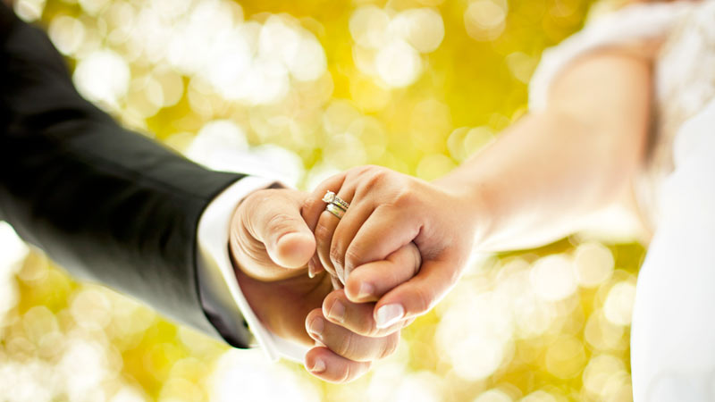 Matrimonio recien casados tomandose de la mano