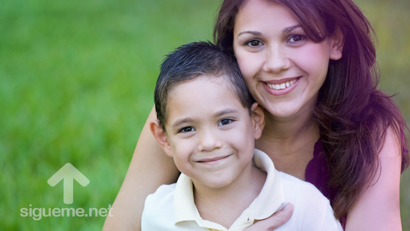 Mujer cristiana junto a su hijo sonriendo