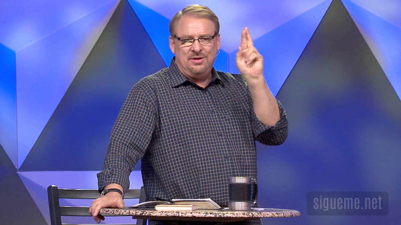 El Pastor Rick Warren predicando desde el pulpito