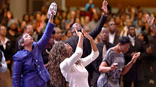 Cristianos adorando a Dios con las manos en alto