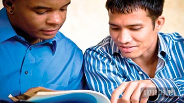 Dos jovenes cristianos compartiendo el evangelio