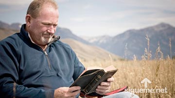 Hombre cristiano estudiando la Biblia al aire libre