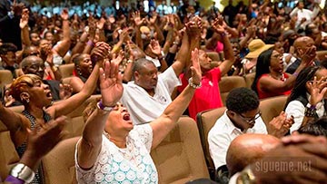 Una multitud de creyentes cristianos adorando en la iglesia