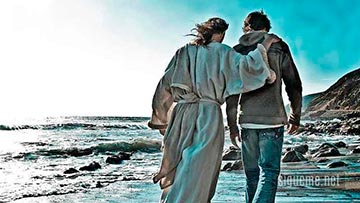Joven camina con Jesús en amistad junto al mar