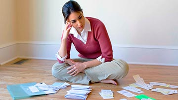 Mujer ordenando sus cuentas y su presupuesto personal