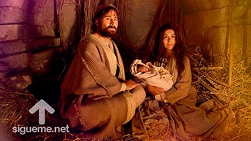 Jose y Maria en el pesebre junto al niño Jesus, Dios con nosotros