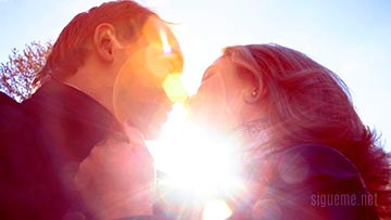 Matrimonio enamorado, feliz, iluminado con la luz del sol