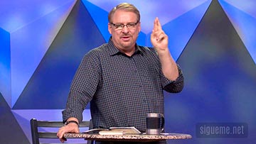 El Pastor Rick Warren predicando desde el pulpito