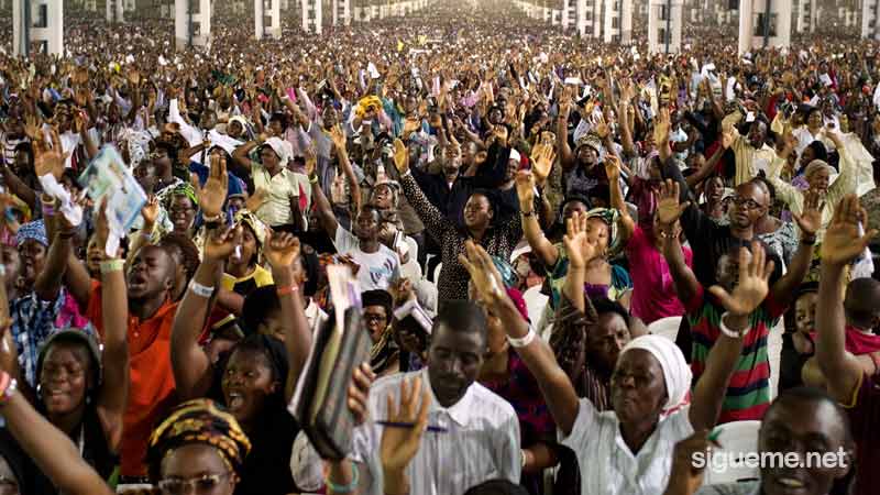 Una multitud de cristianos unidos por su fe en Dios