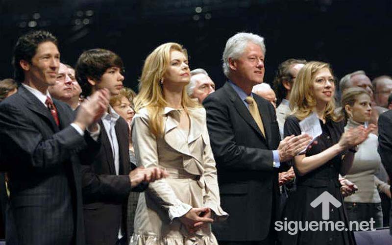 Bill Clinton y su hija Chelsea Clinton en la iglesia de Lakewood