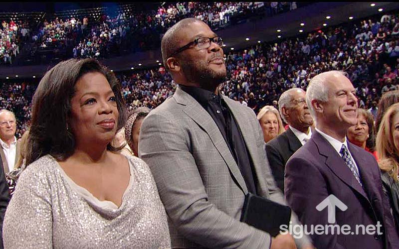 Oprah Winfrey y Tyler Perry visitan la iglesia de Lakewood un domingo